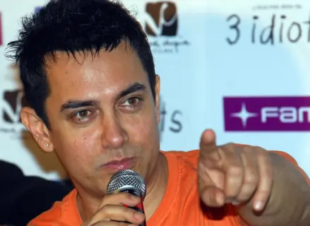 Aamir Khan with his&quot; 3 Idiots&quot; team in Kolkata on 31st night