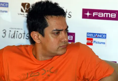 Aamir Khan with his&quot; 3 Idiots&quot; team in Kolkata on 31st night