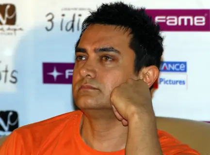 Aamir Khan with his&quot; 3 Idiots&quot; team in Kolkata on 31st night