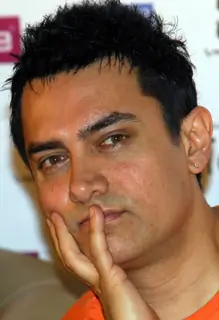 Aamir Khan with his&quot; 3 Idiots&quot; team in Kolkata on 31st night