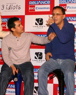 Aamir Khan, Vidhu Vinod Chopra  at press-meet to promote film ''''3-idiots'''',at Noida