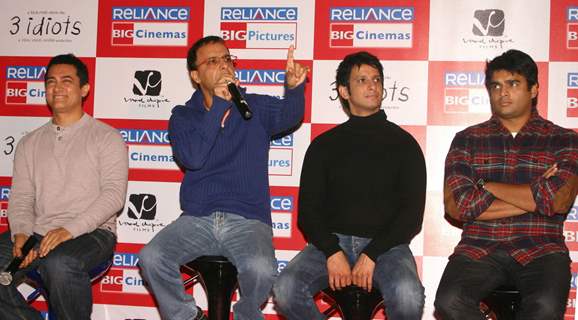 Aamir Khan, Vidhu Vinod Chopra, Sharman at press-meet to promote film ''''3-idiots'''',at Noida