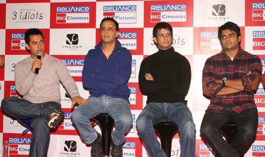 Aamir Khan, Vidhu Vinod Chopra, Sharman at press-meet to promote film ''''3-idiots'''',at Noida