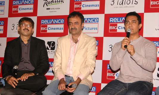 Aamir Khan, Rajkumar Hirani and Abhijat Joshi a at press-meet to promote film ''''3-idiots'''',at Noida