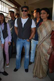 Salman Khan promotes &quot;Veer&quot; at Jamnabai School Cascade festival