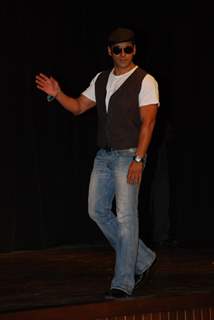 Salman Khan promotes &quot;Veer&quot; at Jamnabai School Cascade festival