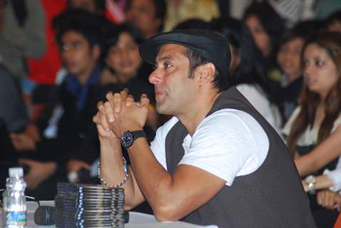 Salman Khan promotes &quot;Veer&quot; at Jamnabai School Cascade festival