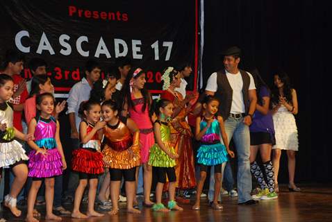 Salman Khan promotes &quot;Veer&quot; at Jamnabai School Cascade festival