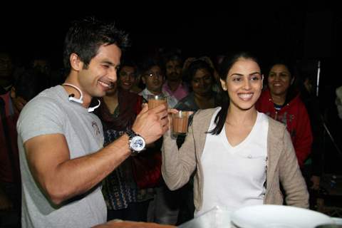 Shahid Kapoor and Genelia D''Souza on Top of a Car to Promote Chance Pe Dance at Kamalistan