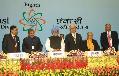 Prime Minister Dr Manmohan Singh, Union Minister for Overseas Indian Affairs Vayalar Ravi , Delhi Chief Minister Shiela Dikshit, Lord Khalid Hameed and Venu Srinivasan at the inaugural of '''' 8th Pravasi Bharatiya Divas'''' in New Delhi on Friday