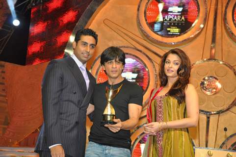 Abhishek Bachchan, Sharukh Khan and Aishwarya Rai at Apsara Awards in Chitrakot Grounds