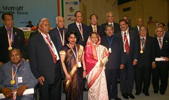 President Pratibha Devisingh Patil , Union Minister for Overseas Indian Affairs Vayalar Ravi with the Awardees of ''''PRAVASI BHARATIYA SAMMAN'''' at the 8th Pravasi Bharatiya Conference in New Delhi on Saturday