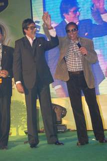 Amitabh Bachcan and Dharmendra at Lions Gold Awards in Bhaidas Hall