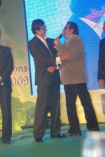 Amitabh Bachcan and Dharmendra at Lions Gold Awards in Bhaidas Hall