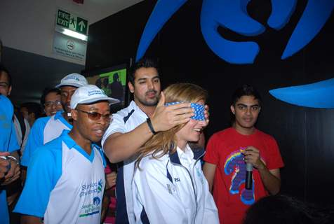 John promotes Mumbai Marathon at WTC