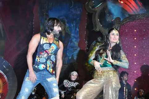 Saif Ali Khan and Kareena Kapoor performs at Stardust Awards 2010 in Mumbai