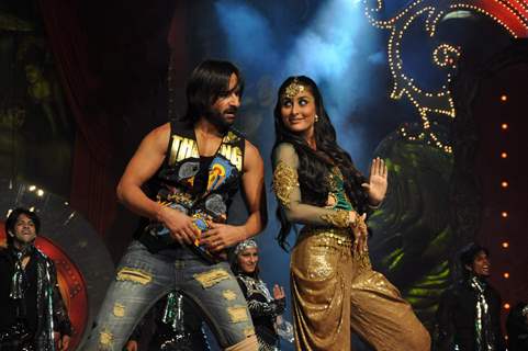 Saif Ali Khan and Kareena Kapoor performs at Stardust Awards 2010 in Mumbai