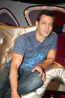 Salman Khan promotes ''Veer'' TV Show Dance India Dance at Famous Studio in Mumbai on Monday Afternoon