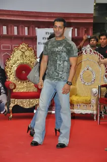 Salman Khan with Kids at &quot;Veer Ka Darbar&quot; at Oberoi mall