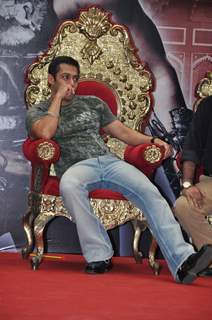 Salman Khan with Kids at &quot;Veer Ka Darbar&quot; at Oberoi mall