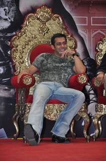 Salman Khan with Kids at &quot;Veer Ka Darbar&quot; at Oberoi mall