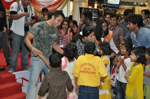 Salman Khan with Kids at &quot;Veer Ka Darbar&quot; at Oberoi mall
