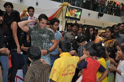 Salman Khan with Kids at &quot;Veer Ka Darbar&quot; at Oberoi mall