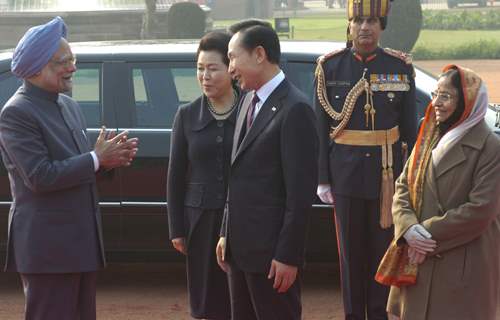 Prime Minister Manmohan Singh and visiting South Korean President Lee Myung-Bak having a talk as president Pratibha Patil and south Korean first lady look on during the ceremonial welcome at the Rashtrapati Bhavan in New Delhi on Monday