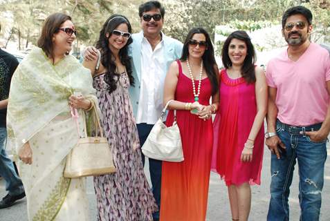 Poonam Sinha, Sonakshi Sinha, Shatrughan Sinha, Mana Shetty and Sunil Shetty at Art Brunch Journey V in Alliance with NGO Passages