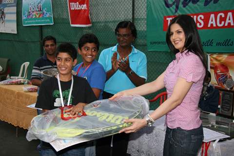 Zarine Khan at tennis academy event at Xaviers