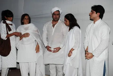 Hrithik and many other Bollywood stars at actorr Sujit Kumar''s prayer meeting at Juhu