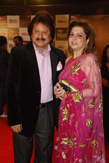 Pankaj Udhas with wife on Airtel Mirchi Music Awards at Bandra, in Mumbai