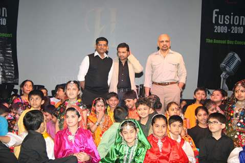 Himesh at Hill Spring International''s dance fusion 2010 event