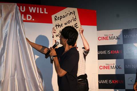 SRK promotes &quot;My Name is Khan&quot; at Fun N Cinemax