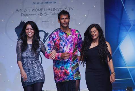 Milind Soman with top models on the ramp for SNDT show choreographed by Elric Dsouza at St Andrews Auditorium