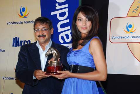 Bipasha Basu unveils Vandrevala Foundation Race Trophy at Mahalaxmi Race Course