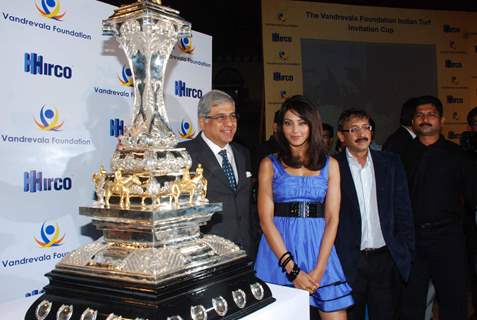 Bipasha Basu unveils Vandrevala Foundation Race Trophy at Mahalaxmi Race Course