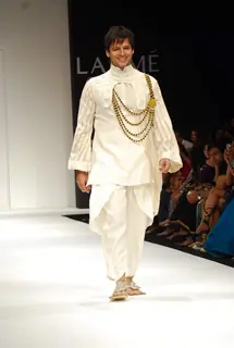 Vivek Oberoi walks on the ramp for designer Digvijay Singh at Lakme Fashion Week 2010