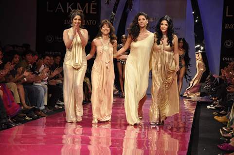 Models walks on the ramp for designer Malini Ramani at Lakme Fashion Week 2010