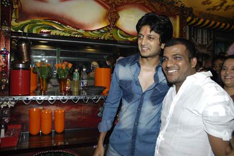 Actor Ritesh Deshmukh inaugurating Mumbai''s first indoor and air conditioned food street called ''Khau Gall''