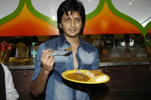Actor Ritesh Deshmukh inaugurating Mumbai''s first indoor and air conditioned food street called ''Khau Gall''