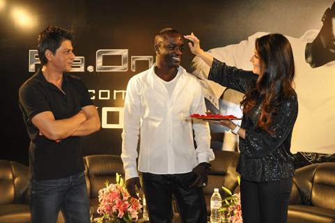 Shahrukh Khan, Akon & Kareena Kapoor pose at a press conference of their forthcoming movie RaOne held in Mumbai today Singer Akon is in Mumbai to record a song for RaOne