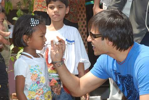 Vivek Oberoi meets Sneha Sadhan children at Andheri in Mumbai