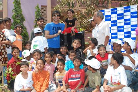 Vivek Oberoi meets Sneha Sadhan children at Andheri in Mumbai