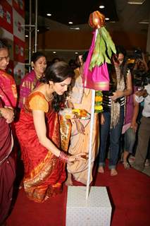 Isha Koppikar celebrates ''Gudipadwa'' at Big Fm studios, Andheri