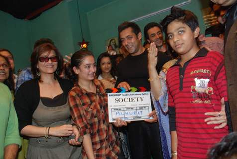 Salman Khan, Sarika at Smita Thackeray''s Film Mahurat Society at Four Bungalows