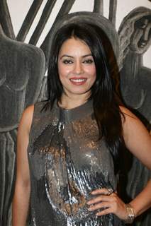 Mahima Chaudhary grace poet and artist Kiran Chopra''s exhibition at Jehangir Art Gallery ( Photo: IANS)