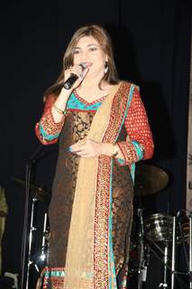 Alka Yagnik performing live at Shanmukhanand Hall