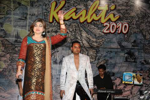 Alka Yagnik performing live at Shanmukhanand Hall