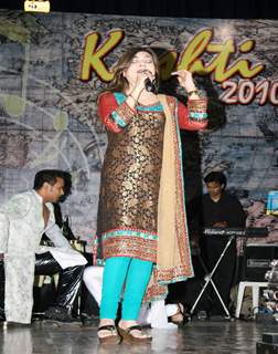 Alka Yagnik performing live at Shanmukhanand Hall